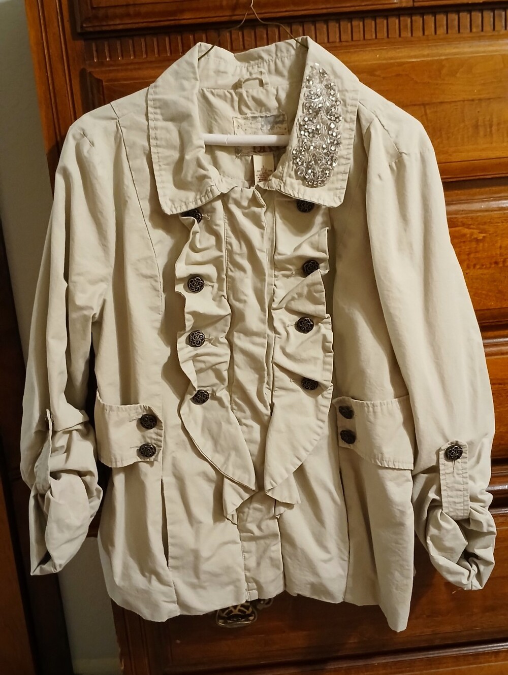 BKE Womens Cream/Tan Ruffle-Front Coat with Embellished Collar